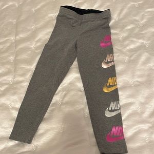 Girls 5/6 grey NIKE leggings great condition